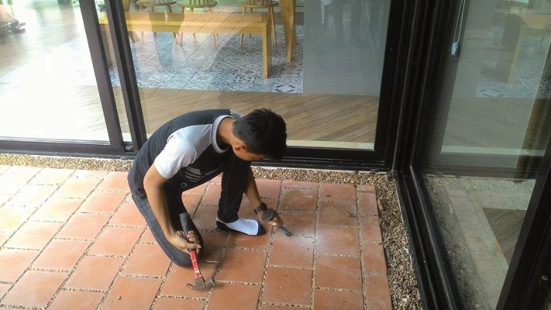 เริ่มปฏิบัติงานตรวจสอบและซ่อมแซมระบบไฟฟ้าบริเวณด้านนอก