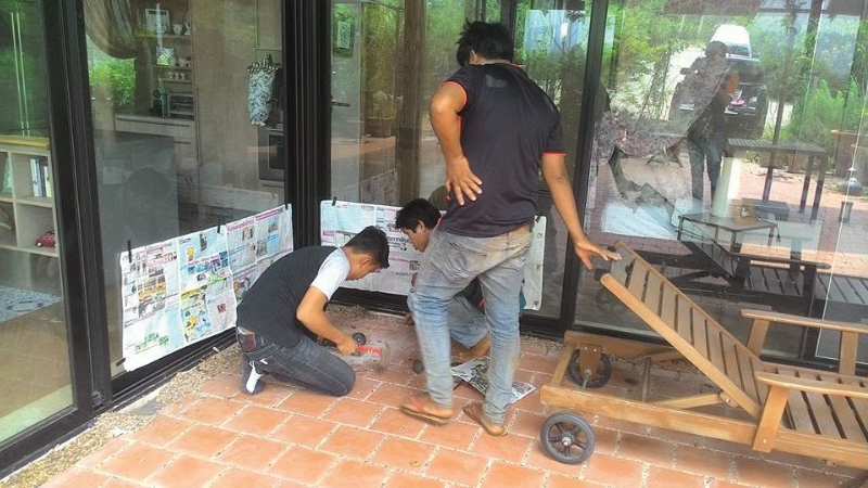 สกัดพื้นกระเบื้องเพื่อเปิดดูแนวเดินท่อไฟที่อาจมีปัญหา