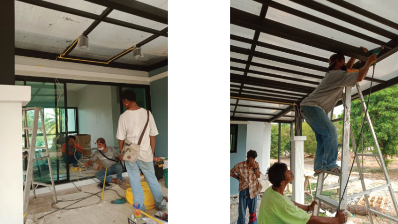 ทีมช่างติดตั้งท่อร้อยสายไฟภายในแนวผนังบริเวณหน้าบ้าน สำหรับงานแก้ไขและปรับปรุงระบบไฟฟ้าบ้าน