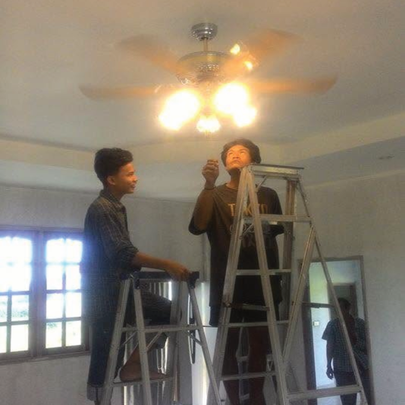 งานติดตั้งพัดลมโคมไฟเพดานที่เสร็จสมบูรณ์
